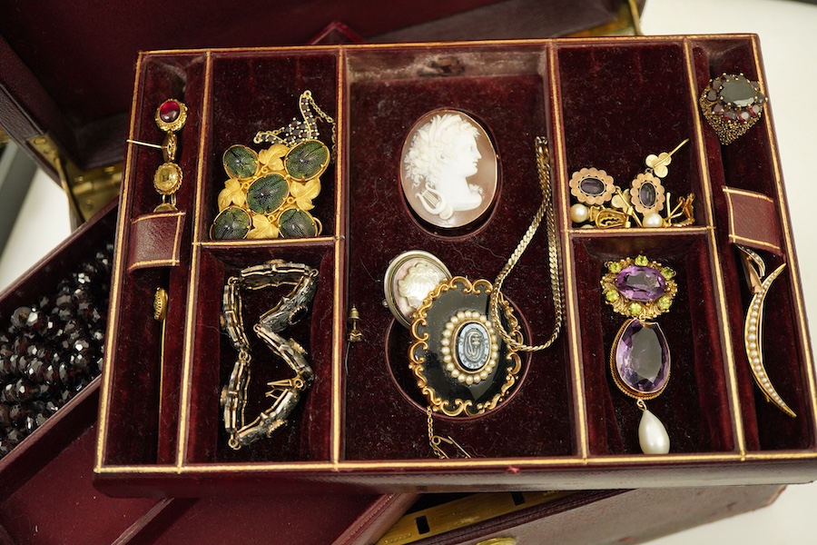 A jewellery case and a collection of jewellery, comprising: an amethyst and peridot pendant in 9ct gold, length 3.8cm, British hallmarks, gross weight approximately 7 grams; a garnet cluster ring in 9ct gold, British hal